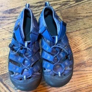 KEEN YOUTH size 6 blue sandals
